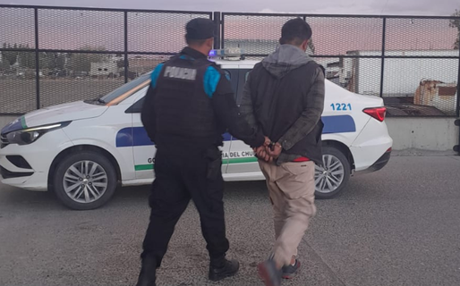 Detienen a un hombre por intentar hurtar latas de atún en un supermercado