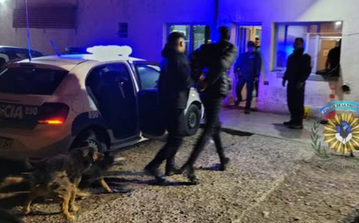 Amenazaron con dispararle para robarle el celular y terminaron detenidos