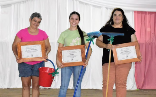 Un municipio regaló baldes, escobas y escurridores por el Día de la Mujer