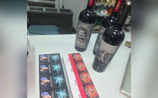 Rompió la puerta de una verdulería para robar vinos, cigarrillos y un celular