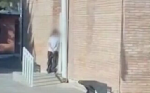 Se atrincheró en una escuela denunciando que un celador había abusado de ella