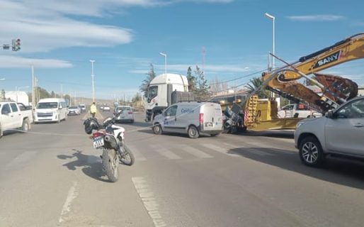 <strong>Ruta 3 sin semáforo en el Industrial: Un camión con carretón lo arrancó de cuajo en el cruce de El Patagón</strong>