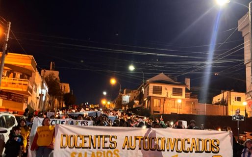Docentes autoconvocados marchan con antorchas por mejoras salariales