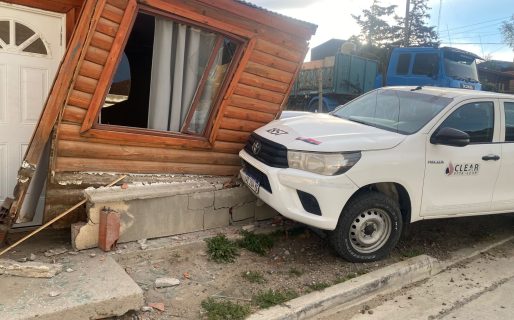 Accidente insólito: A una Hilux le falló el freno de mano, rodó por la calle e impactó contra una vivienda