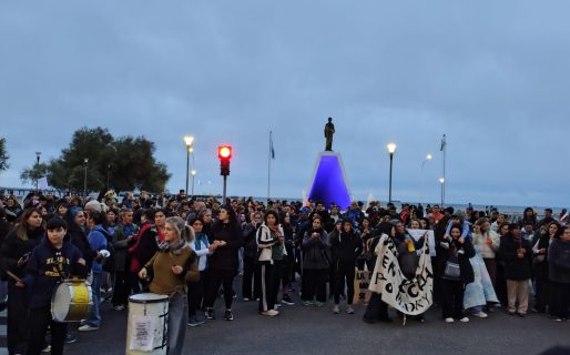 Docentes y estudiantes marcharon juntos en una jornada de reclamo y unidad
