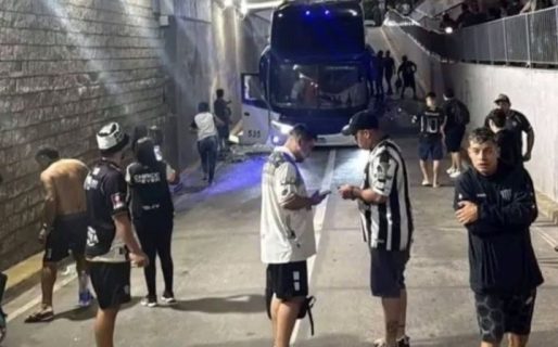 Insólito accidente de hinchas de Chaco For Ever en Banfield: El micro que los trasladaba se incrustó en un paso bajo nivel, hubo heridos