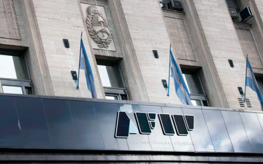 La recaudación del primer trimestre tocó su nivel más bajo desde 2013 y presiona una meta clave con el FMI