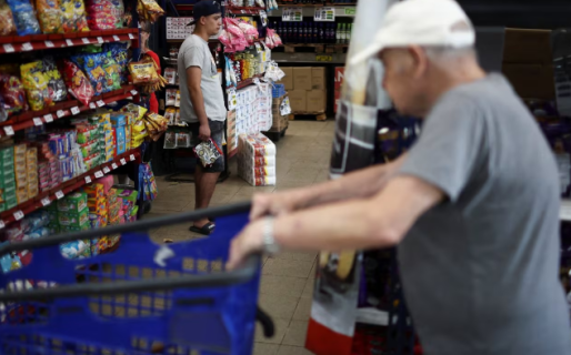 Las ventas en supermercados, mayoristas y shoppings cayeron en febrero, según el Indec