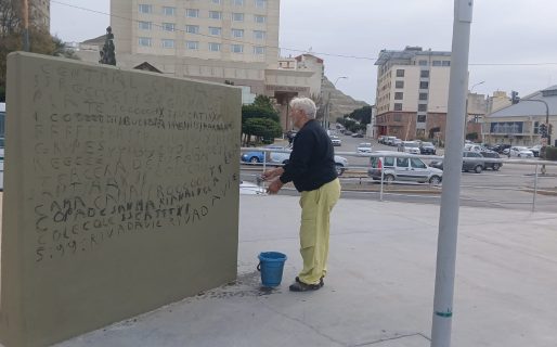 «Duele en el alma»: Un veterano de guerra lloró mientras borraba las pintadas del Monumento a los Caídos en Malvinas