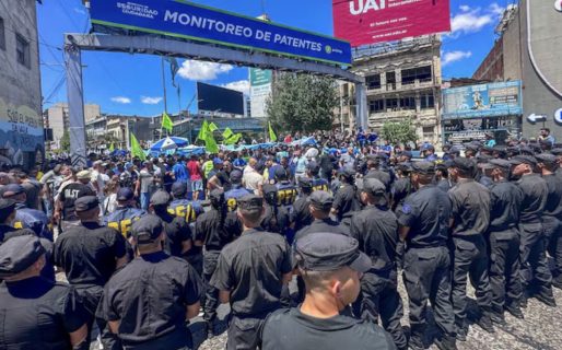 <strong>Pese al bono que otorgó el Gobierno, las fuerzas federales mantienen la marcha en reclamo por los salarios</strong>