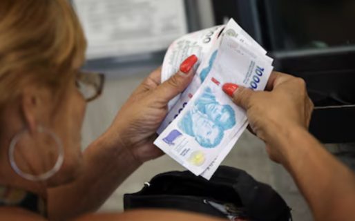<strong>La dificultad de llegar a fin de mes, mudanzas forzadas y deudas: la brecha que se achica entre clase media y baja </strong>