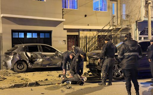 Chocó a un auto en movimiento, destrozó otro estacionado y quedó detenido por negarse a ser identificado