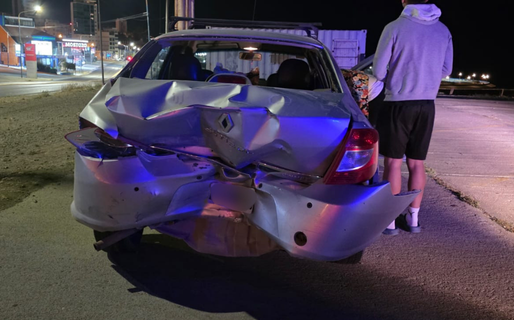 Un conductor borracho chocó a un auto detenido en un semáforo y se dio a la fuga
