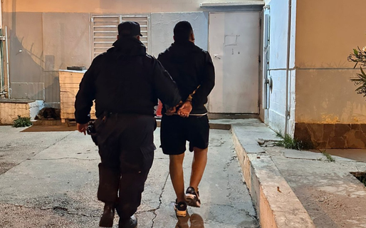 La policía detuvo a un hombre con pedido de captura vigente en la Avenida Roca