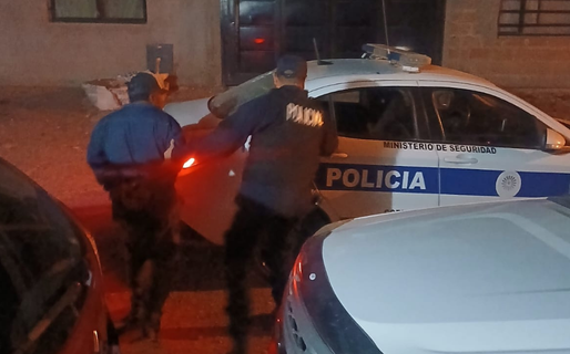 Estaba borracho, incumplió la restricción de acercamiento, agredió a su expareja y se quedó dormido: terminó detenido