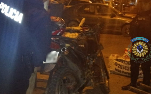 Un hombre caminaba con una moto y fue interceptado: el rodado había sido robado hace siete años