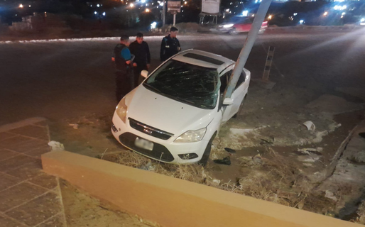 Perdió el control de su auto y chocó contra un poste de luz
