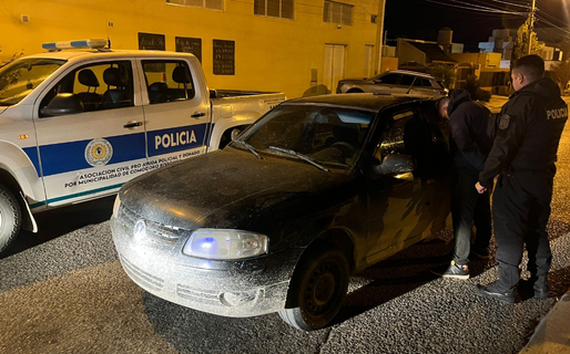 Manejaba un auto robado, cambió la patente y mintió sobre su identidad: terminó detenido