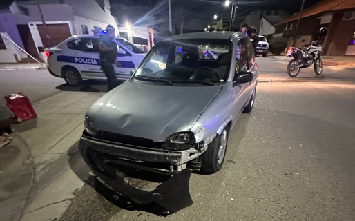 Conducía una moto, chocó contra un auto y fue trasladada al hospital