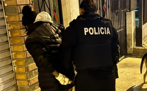 Corrían con bolsas de papas robadas y los descubrió la policía: Ella terminó detenida pero su cómplice escapó