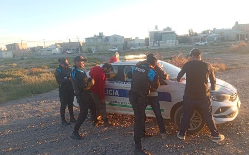 Se cubrió para no ser visto, pero la policía lo identificó y lo detuvo por tener pedido de captura