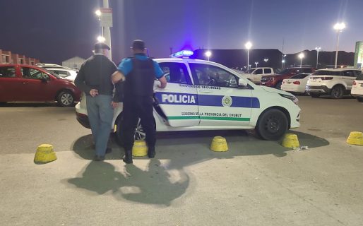 Intentó llevarse una botella de whisky sin pagar y fue demorado en un supermercado