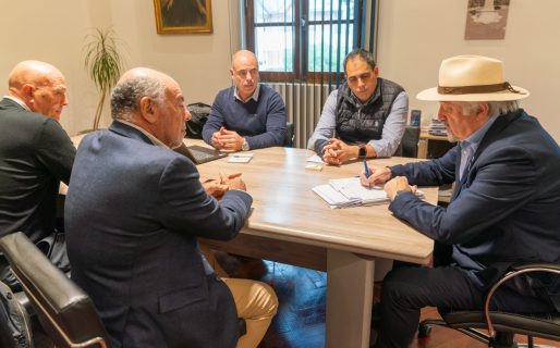 Presentaron al intendente un proyecto local de cría y producción de salmón