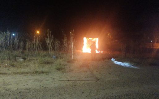 Las llamas destruyeron una vivienda prefabricada en el barrio Moure