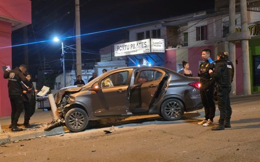 La esquina de los accidentes: chocaron dos autos en Rivadavia y Malvinas y todos los ocupantes fueron hospitalizados
