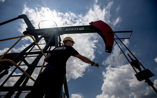 Se desploma el precio del petróleo tras el anuncio de la apertura del estrecho de Ormuz
