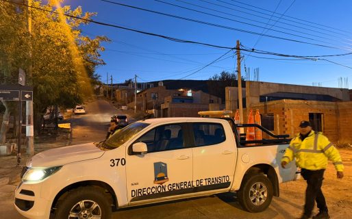Tránsito interrumpió la circulación en el Camino Centenario por una protesta vecinal