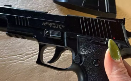 Un estudiante llevó un arma de aire comprimido a la escuela y les apuntó a sus compañeros