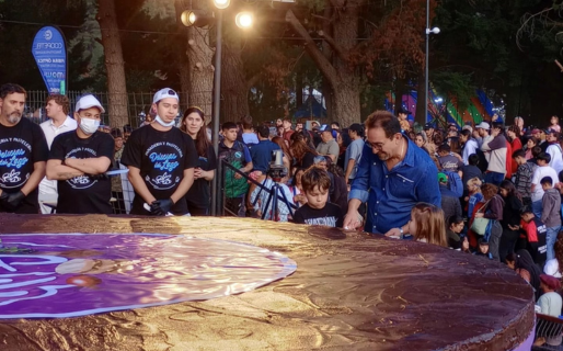 El alfajor más grande del mundo se hizo en Lago Puelo