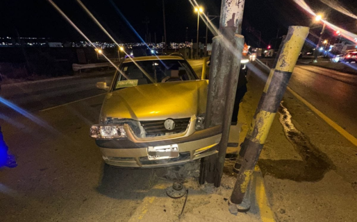 Perdió el control del auto y chocó contra un poste de luz