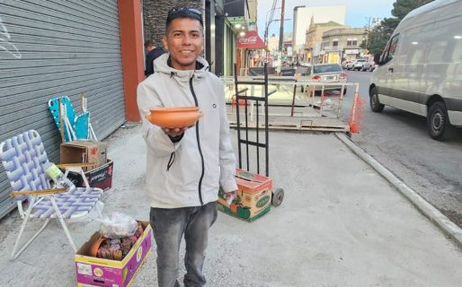 Es de Salta, fabrica ollas de barro y llegó a Comodoro: “La gente es muy amable”