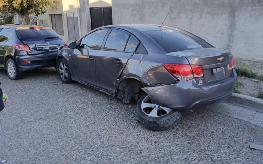 Chocó contra un auto estacionado y no tenía licencia para conducir