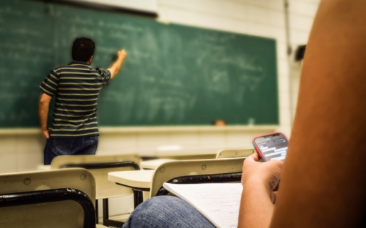 Piden debatir la restricción del uso de tecnología en las escuelas «para prevenir los casos de grooming y bullying»