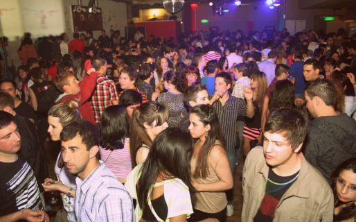 En mayo vuelve la fiesta de .Com a la noche comodorense: con todo el reggaetón y la música de los 2000