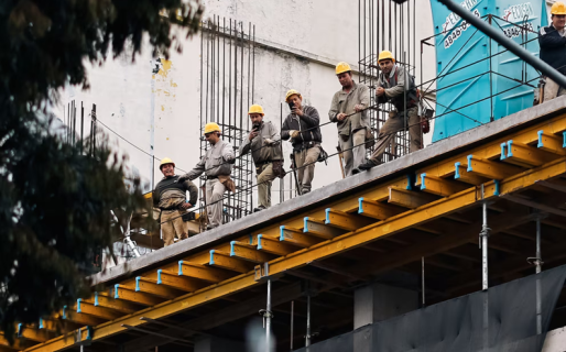 La construcción cayó 0,7% en febrero, pero se mantuvo estable en el primer bimestre del año