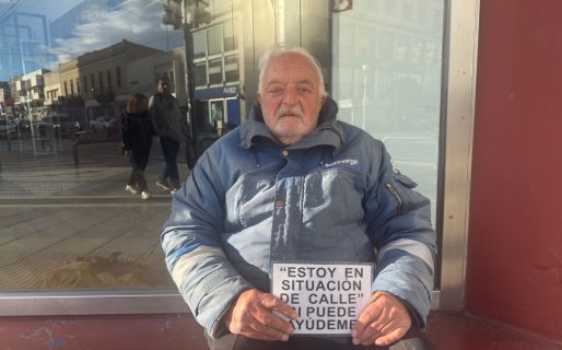 La dura realidad de un adulto mayor: tiene 75 años y pide ayuda en la calle