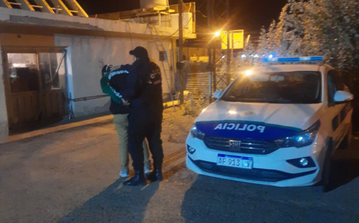 Un borracho causaba desorden en plena calle, lo detuvieron y le secuestraron un cuchillo