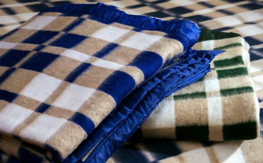 Pedido urgente en Km 5: una familia necesita una cucheta y frazadas para sus hijos