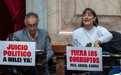 Chicanas, insultos, carteles y pochoclos: el entretelón de los cruces entre Adorni y la oposición en Diputados