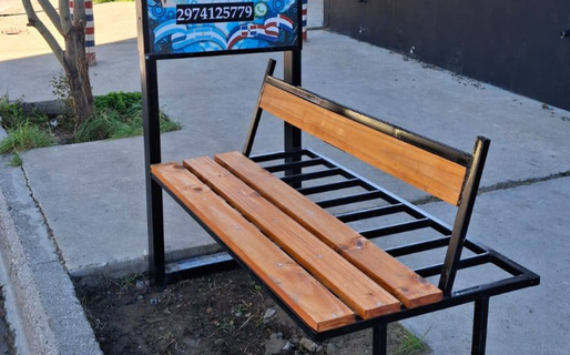 Una barbería fabricó y donó un banco para los vecinos que esperan el transporte público