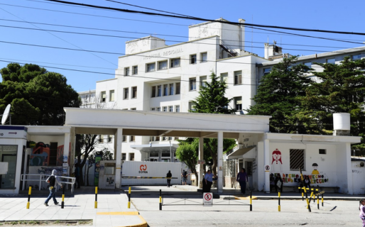 Apuntan contra la madre del nene de 4 años que murió en Comodoro: «Lo dejó tirado y se fue a su casa»
