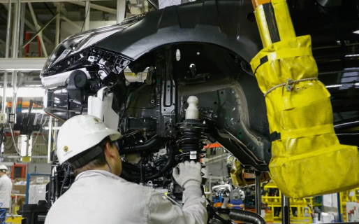 La industria y la construcción volvieron a caer en febrero, según el INDEC