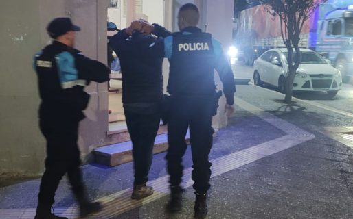 Detienen a dos sujetos por robar 13 yogures de un supermercado