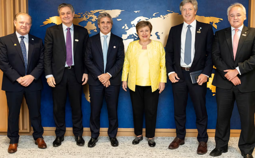 El Gobierno enfrenta un pago por US$800 millones con el FMI, a la espera del giro por la revisión del acuerdo