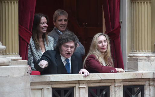 «Chorros, corruptos»: Milei se cruzó con periodistas y festejó el discurso de Adorni en el Congreso
