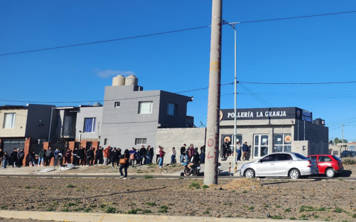 Larga fila para entregar CV en una pollería nueva de zona norte